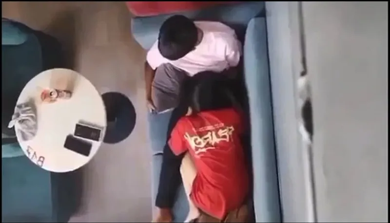 Quay lén em gái bú mút cho gấu nơi công cộng